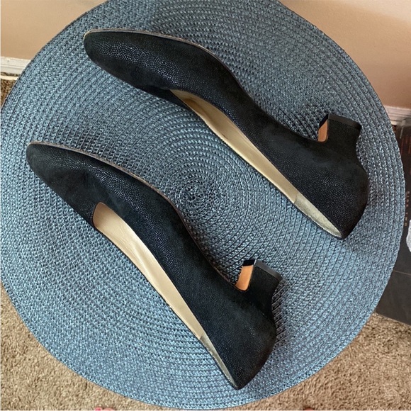 VTG Salvatore Ferragamo Black Stingray Classic Pumps - Picture 6 of 11